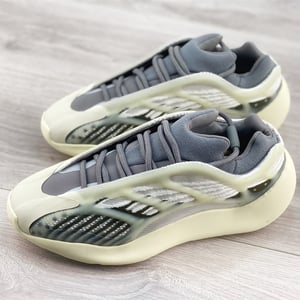 Yeezy 700 V3 Fade Salt Id1674 - Image 5