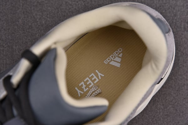Adidas Yeezy Boost 700 Magnet Fv9922 - Image 4